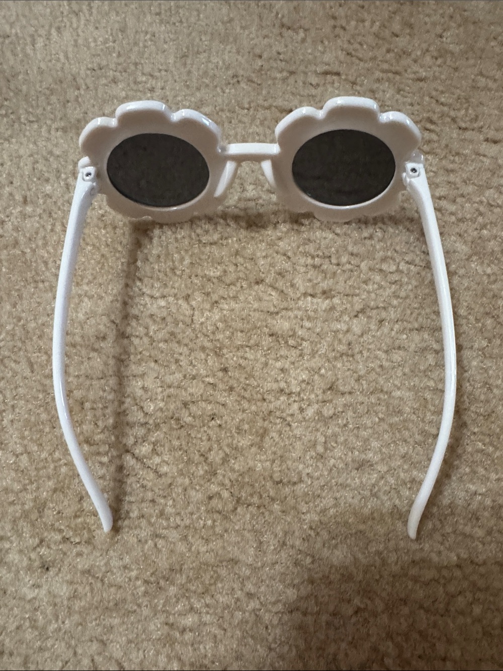 Kids White Flower-Shaped Sunglasses - Picture 3 of 4